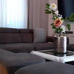 Leona Villa Medolino
