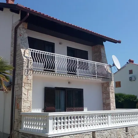 Leona Villa *