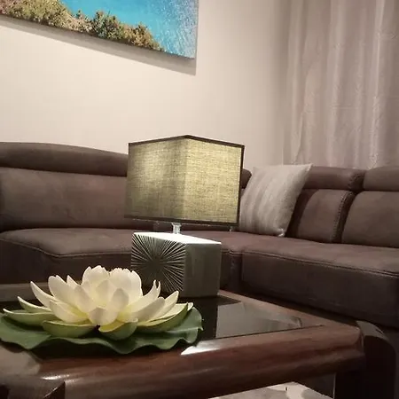 Leona Villa *