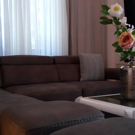 Leona Villa
