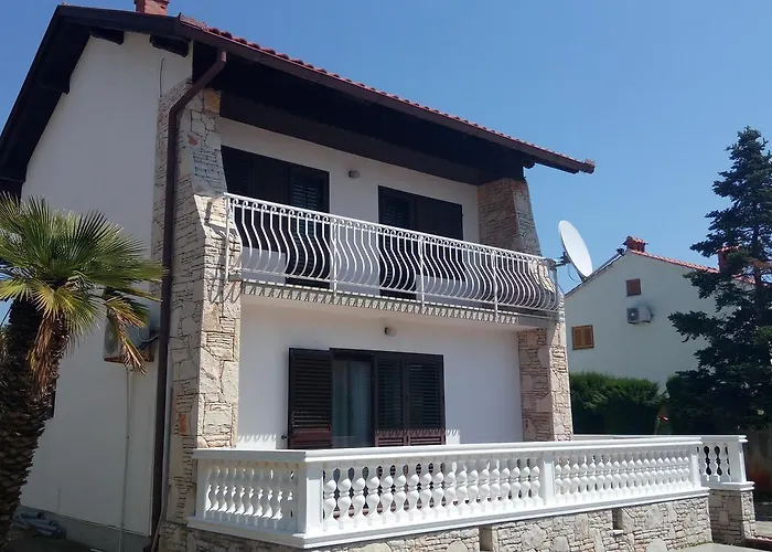 Leona Villa *