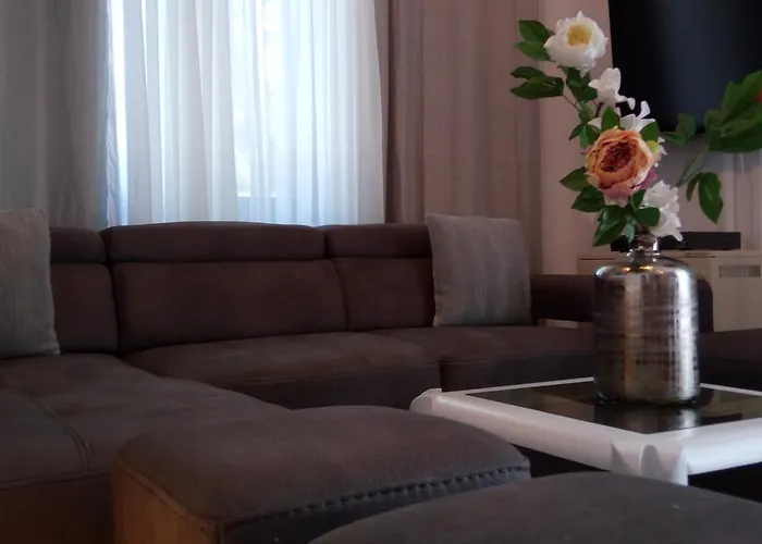 Leona Villa