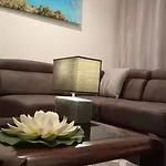 Leona Villa *